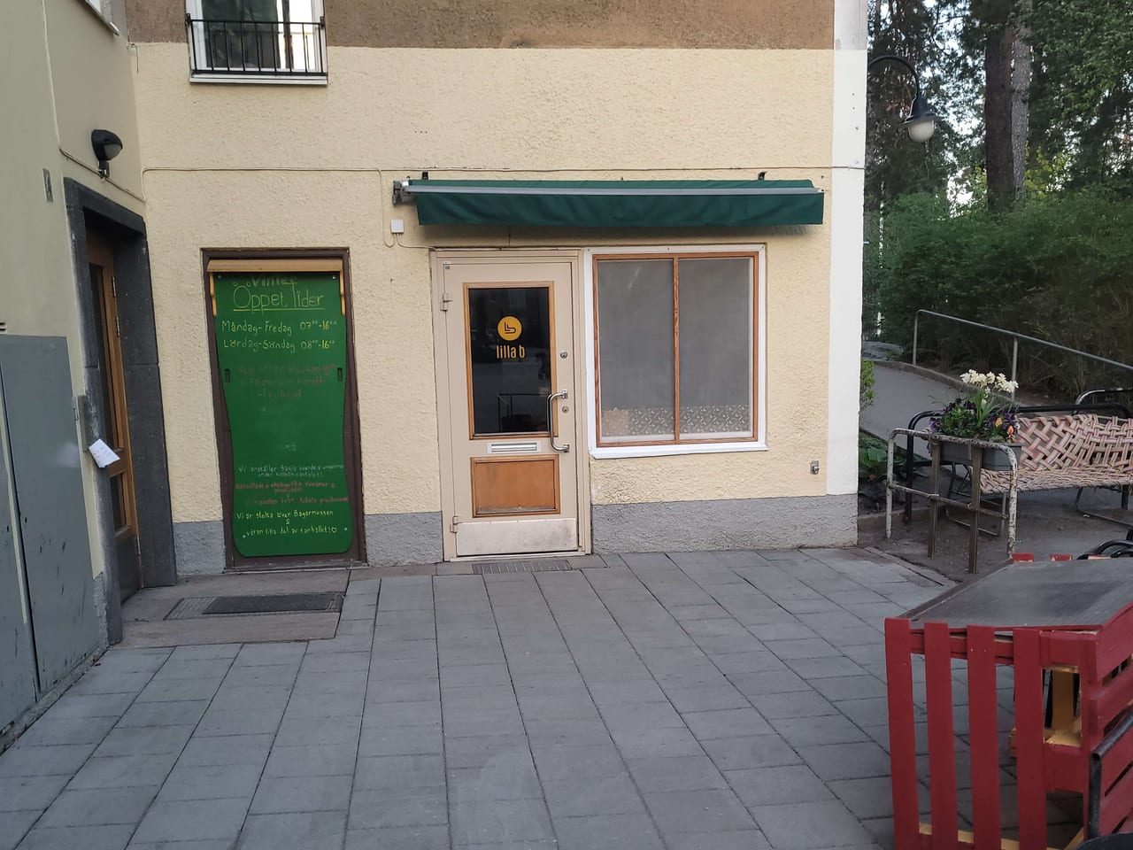Lilla Bagis fasad med uteservering i Bagarmossen